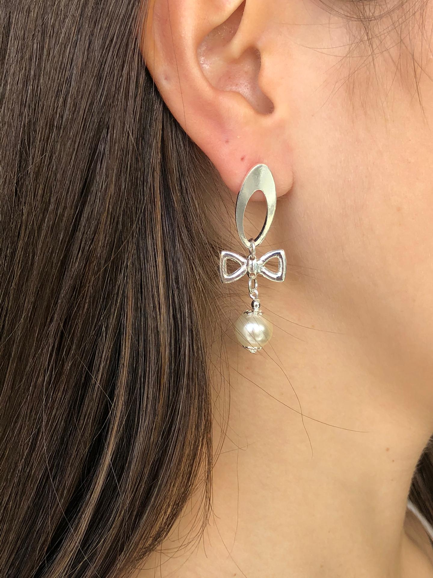 Boucle d'oreille en filigrane avec perle